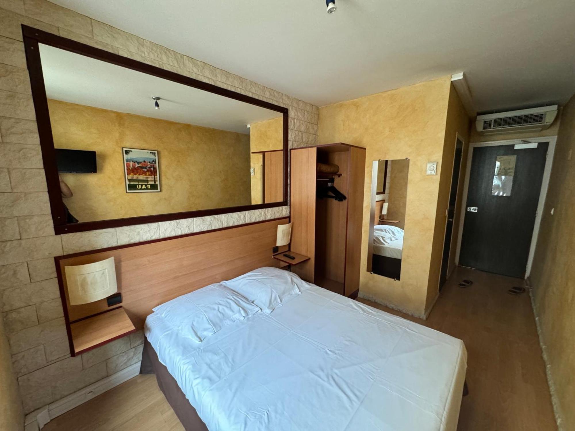 Hotel Bosquet Pau Centre - Self Check In Budget Hotel Esterno foto